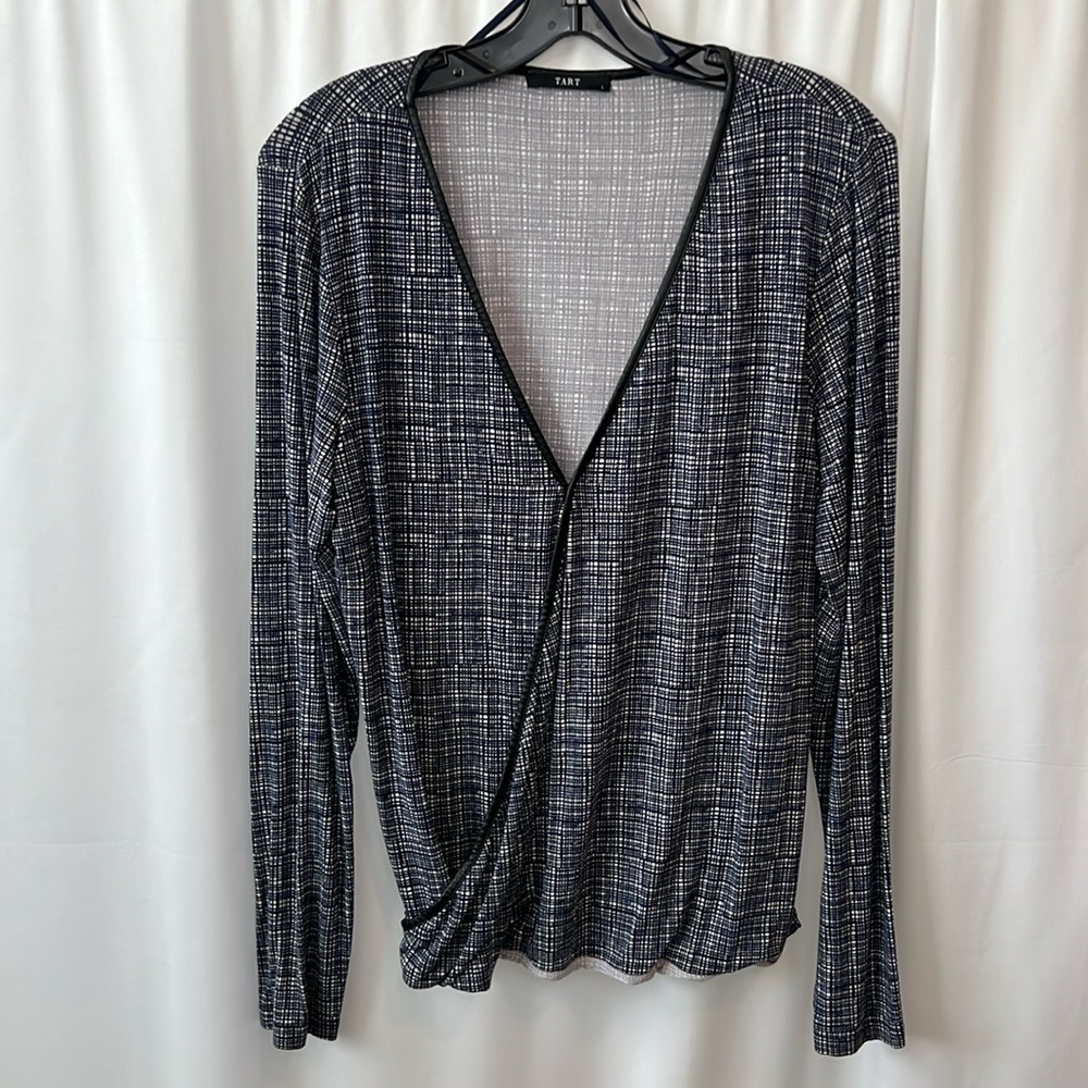 TART Long Sleeve Stretch Crossover V-neck Top with Navy Pattern Size Large